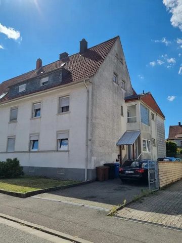 Maisonette-Haus zum Verkauf! Wir schlagen ein geräumiges und helles Maisonette-Haus vor, das sich perfekt für Investitionen eignet. Standort: Pirmasens Nutzfläche pro Person: 200 m² Ausstattung und Einrichtungen: Wohnzimmer, Schlafzimmer, Bad, Küche,...