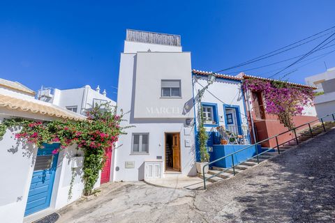 Wir freuen uns, Ihnen dieses traditionelle und charmante portugiesische Stadthaus auf der Ostseite des historischen Lagos präsentieren zu können, das im Jahr 2022 mit allen modernen Details komplett umgebaut wurde. Ganz oben in einer malerischen Sack...