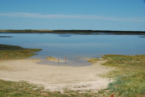 Dit gerestylde, vrijstaande vakantiehuis staat op Kustpark Texel op het gelijknamige waddeneiland. Aan ruimte geen gebrek; de totale oppervlakte telt 115 m2. Op de begane grond vindt u er een woonkamer met smart-TV en gezellige sfeerhaard en een open...