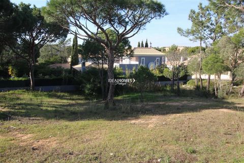 A large plot of land for sale situated in the private development of Vilas Alvas, which is found between the prestigious resorts of Quinta do Lago and Vale do Lobo. Whether using as a permanent residence, somewhere to holiday, or as a rental investme...