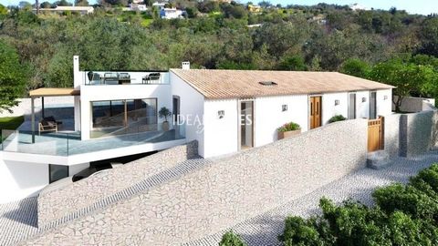 The property, with 3,325 sq.m, is made up of an urban property with a ground floor group of old houses with excellent sea views and a rustic property with 2,448 sq.m. According to the project approved by Loulé City Council, you can immediately build ...