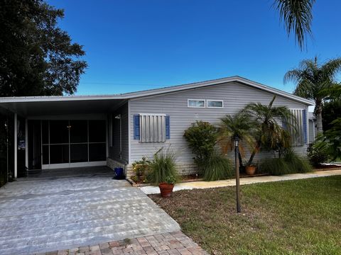 2001 3/2 Palm Harbor em uma pequena e muito agradável comunidade Sebastian. Esta casa é enorme, quase 1800 pés quadrados com 2 varandas, isso seria ótimo para famílias maiores. Esta casa tem um telhado mais novo com cerca de 4 anos e tem um piso atua...