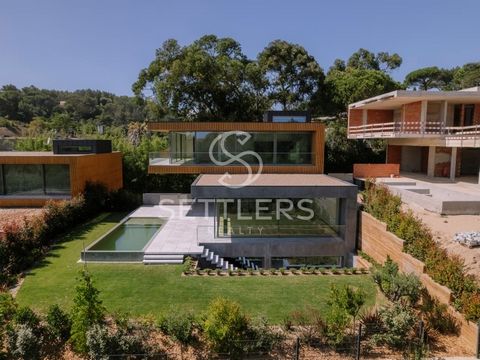 Villa indipendente con 4 camere da letto e altre camere da letto, di nuova costruzione con architettura contemporanea, situata in una gated community di 4 ville ad Abuxarda. Situata su un terreno di 570 m² con una superficie interna lorda di 649 m², ...