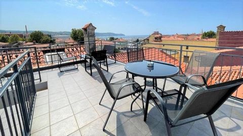 Offriamo in vendita un appartamento duplex con una superficie totale di 65,50 m2 con una grande terrazza con vista sul mare nel centro di Isola. Il duplex è diviso in 2 appartamenti separati (monolocali e bilocali) con bagno privato. Entrambi gli app...