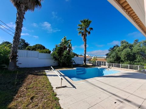 We present this fantastic villa located in Caixas, Sesimbra. An area that stands out for the tranquility that we find in it and the proximity we have to the beautiful beaches of Sesimbra and Meco. Its location allows, however, excellent access to Lis...