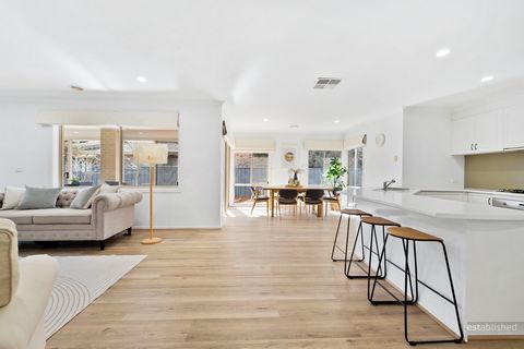 Entre em conforto e estilo incomparáveis com esta casa requintada em um generoso bloco de 618 m². Localizada a uma curta caminhada de parques exuberantes e do playground Regatta Beach, esta propriedade promete luxo e conveniência em um único pacote. ...