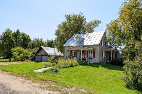 Une charmante maison au cachet d'antan ! Située sur un magnifique terrain aménagé de plus de 10 000 pi², cette demeure a su préserver tout son charme d'autrefois et vous serez séduit par son authenticité et son ambiance chaleureuse. À l'étage, elle o...