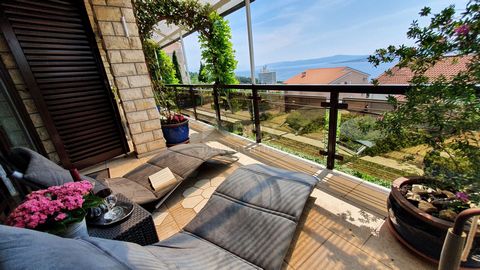 Location: Primorsko-goranska županija, Crikvenica, Dramalj. CRIKVENICA, DRAMALJ - Casa su 4 piani con vista mare Offriamo una casa indipendente in una posizione ideale, a soli 400 metri dal mare. Si estende su quattro piani ed è composto da quattro a...