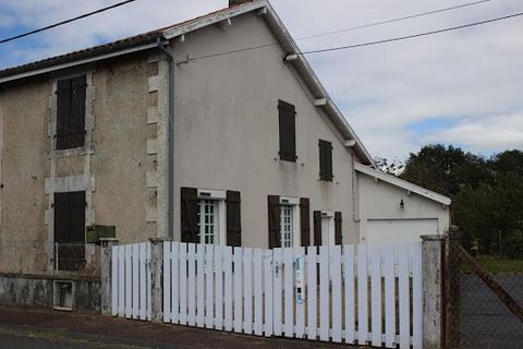 Stadthaus in der Stadt Roumazières Loubert, in der Nähe von Schulen und Geschäften. Dieses Haus besteht im Erdgeschoss aus: Küche, Esszimmer, Wohnzimmer, WC, Waschküche, Garage und hintere Küche. Im Obergeschoss befinden sich 2 Schlafzimmer, Büro und...