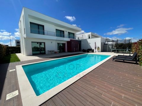 Située dans un quartier calme près de Bombarral, cette maison à deux étages allie confort moderne et ambiance chaleureuse. Le salon spacieux est baigné de lumière naturelle grâce aux grandes fenêtres qui offrent une vue sur la verdure environnante. L...