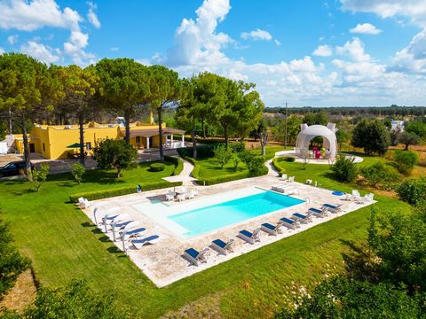 Prêt à emménager dans la villa à seulement 10 minutes de la ville médiévale d’Oria et de la ville de Francavilla Fontana . Cette propriété offre : un très grand et confortable salon avec une cheminée , une salle à manger pittoresque avec un plafond v...