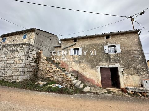 POREČ, VIŠNJAN, STENHUS RENOVERAT TILL EN HÖG ROH BAU-FAS I ett lugnt läge i en liten by, 3 km från Višnjan och 17 km från Poreč, säljer vi ett stenhus, det sista i rad. Huset byggdes omkring år 1800 och renoverades 2023 till Vioska Rohbau-etappen. D...