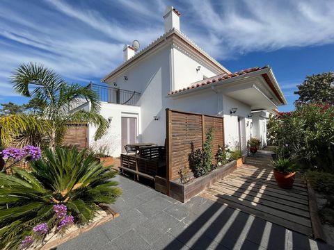 Au cœur d’Aldeia da Comporta, villa d’architecture traditionnelle entièrement rénovée en 2020. Villa de 4 chambres divisée en deux étages. Au rez-de-chaussée, nous trouvons le salon avec poêle à bois, une grande salle à manger avec cuisine en espace ...