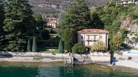 Dieses fantastische Anwesen, direkt am Seeufer gelegen, kombiniert die Villa des Eigentümers mit einem Gästehaus und einem Nebengebäude - alles umgeben von einem angelegten Nebenpark mit einem schönen langen See und einem großen Garten. DIE VILLA Die...