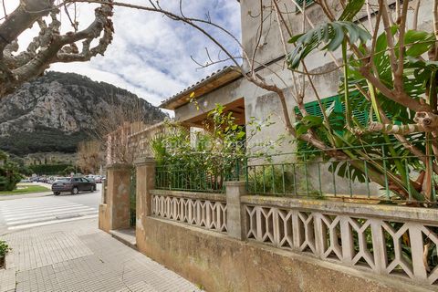 3 Bedroom house with garden to reform in the heart of Pollensa This charming and traditional house is offered for sale on a corner plot in the town Pollensa. Although in need of renovation, it provides and exciting project with interesting options, a...