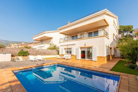 Fantastica casa con vista sul mare con 417m2 di superficie su un terreno di 507m2, esposto a sud-sud-ovest. Ubicazione Vilassar de Dalt, Barcelona si trova a 20 km dal centro di Barcellona, a soli 15 minuti dalla scuola internazionale e a 35 minuti d...