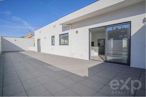 Nuova villa con 3 camere da letto con una spaziosa terrazza e un seminterrato di 265 m2 che puoi conciliare con la tua attività. Questa villa a un piano, con 3 fronti, si trova a pochi minuti a piedi dalla spiaggia ed è perfetta per le famiglie che a...