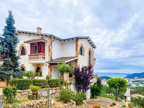 This wonderful house of 290m2 is distributed over two floors. It has a large terrace with a private pool and solarium, as well as a viewpoint with panoramic views of the sea. The house is built on all fours with an unbeatable south orientation. On th...