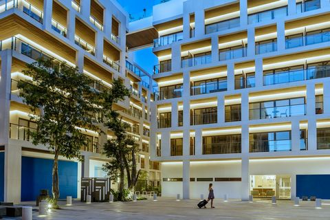 This exclusive development is located in one of the most vibrant areas of Playa del Carmen , just 400 meters from the beach. Designed to offer a sophisticated lifestyle, it combines luxury and comfort in a natural environment, with a wide range of am...