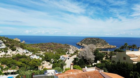 Building plot of 4'000m2 - La Barraca (Javea) Portichol, near Javea: Magnificent plot of 4000 m² with stunning views of the Mediterranean Sea. This exceptional plot is located in one of the most desirable areas of the area, 3 min walk from Cala Porti...