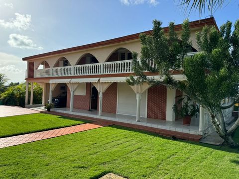 Grande maison à quelques minutes de la mer, composée de 6 chambres avec beaucoup d'atouts, aménagement indépendant sur deux niveaux permettant de générer un revenu locatif et peut également etre réunifiée aisement, un grand et beau jardin piscinable,...