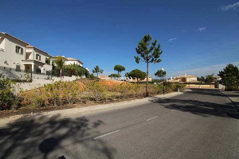 This plot of land is situated in the brilliant location of Varandas do Lago, only a few minutes from the beach and the privileged area of Quinta do Lago, with an abundance of high-end restaurants, luxury resorts, golf courses and more. Construction i...