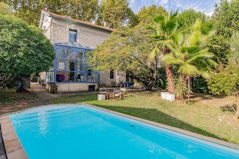 Arceaux-Agriculture, close to the organic market and shops, and not far from the historic center, charming family home with a pleasant pool area and a lovely, secluded garden with trees... Preserving the charm of the 1930s, this building offers 198 s...