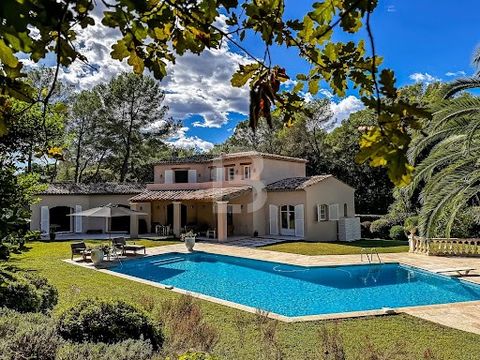 Découvrez cette magnifique villa familiale d'environ 270 m², située dans le prestigieux domaine sécurisé des Parcs de Mougins. Entièrement rénovée, cette propriété de luxe offre 5 chambres avec salles de bains, nichée au cœur de jardins enchanteurs d...