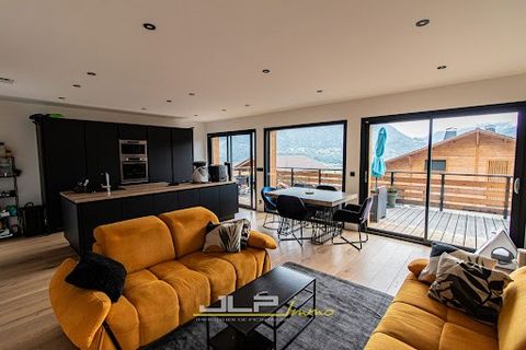 Coteau Passy - Nuovo chalet costruito su 2 livelli che gode di una vista mozzafiato sulla valle. Sarete sedotti dal suo ampio soggiorno luminoso grazie alle sue grandi vetrate che danno accesso a una terrazza esposta a sud. Cucina aperta sul soggiorn...