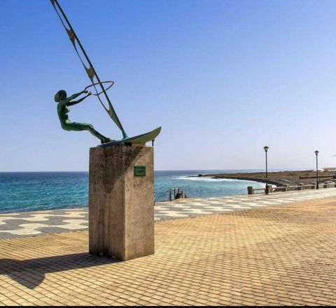 POZO IZQUIERDO ist eine charmante Küstenstadt im Südosten von Gran Canaria, die international für ihre Windsurf-Meisterschaften und ihren spektakulären Strand bekannt ist. Dieses idyllische Reiseziel ist perfekt für diejenigen, die Meer, Sonne und Ru...