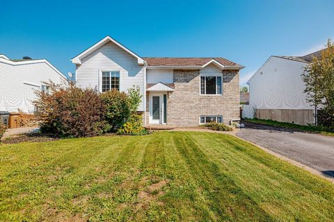 Découvrez cette charmante maison de style plein pied, soigneusement entretenue, située au coeur de Mascouche. Avec deux chambres au rez-de-chaussée et une au sous-sol, cette propriété offre également la possibilité d'ajouter une quatrième chambre san...