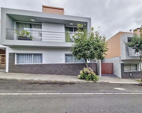 On a partially tree-lined street in Fajã de Cima, this well-kept two-story house with stunning garden symbolizes the comfort and privacy you are looking for just minutes from the city center. This house is distributed over the ground floor and first ...