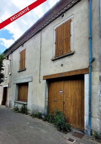 A Carmaux, proche centre-ville et toutes commodités, maison de ville en pierre et brique, sur 3 niveaux, avec GARAGE et JARDIN, sur une parcelle de 231 m². Cette maison EST ENTIEREMENT A RENOVER: au rez-de-chaussée d'env. 100 m² on trouve un garage, ...