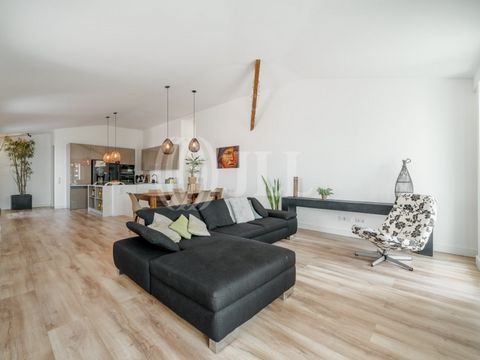 3-bedroom duplex apartment with 188 sqm of gross private area and river view, in Algés, Lisbon. Located on the first floor of a building without an elevator, the apartment, which was renovated three years ago and is in excellent condition, features o...