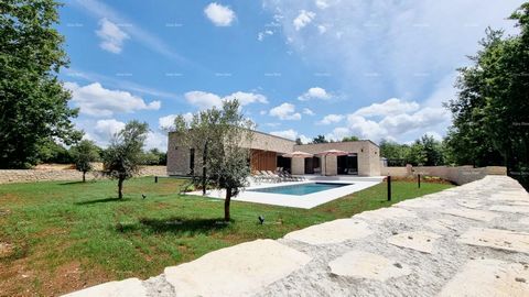 Villa moderna di lusso con piscina in vendita, Sanvincenti. Una lussuosa villa immersa nella natura, un'oasi di eleganza e comfort. Situata in un ambiente naturale idilliaco, questa villa offre un'incredibile esperienza di vita, combinando lusso e be...