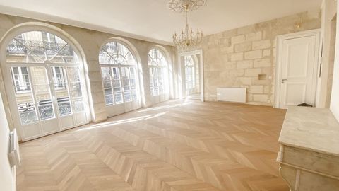 TOMBEZ SOUS LE CHARME DE CE BEAU LOGEMENT DE 103M2 RÉNOVÉS À NEUF À DEUX PAS DU COURS ALSACE LORRAINE AU PREMIER ÉTAGE AVEC ASCENSEUR D'UN BEL ENSEMBLE 18ÈME! VOUS Y TROUVEREZ UN MAGNIFIQUE SALON DOTÉ D'UN BEAU PARQUET , CHEMINÉE ET 3 BELLES PORTES F...