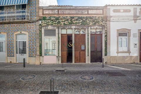 Située dans un endroit privilégié, au cur de la « vieille ville » historique de São Brás de Alportel, une ville animée dans les collines de l'Algarve, vous trouverez cette propriété avec des caractéristiques uniques et exclusives, qui vous offre l'op...