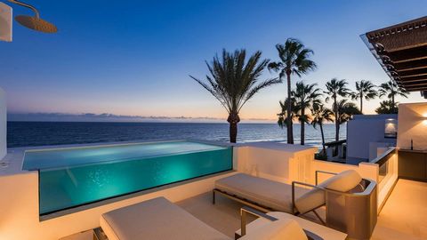 Maison GADAIT vous offre une opportunité unique de devenir propriétaire de ce superbe penthouse duplex en bord de mer, situé dans l'un des quartiers les plus prestigieux de Marbella. Entièrement rénové avec une attention particulière aux détails, ce ...