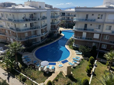 Appartement te koop in de wijk Kuşadası Değirmendere In een complex met een zwembad 24/7 beveiliging beschikbaar Er is een markt op het terrein Onze flat is een kamer en een woonkamer een badkamer Gemeubileerd te koop Centraal gelegen Neem contact op...