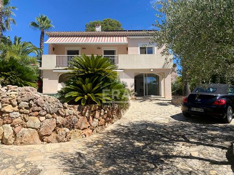 ERA ML IMMOBILIER Vous propose à la vente : 1 belle villa indépendante de style néoprovençal, édifiée sur un terrain de 880 €m² avec une piscine au sel. Au rez-de-chaussée : 1 hall d'entrée, 2 suites parentales, 1 studio composé d'une cuisine équipée...