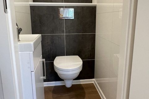 Verscholen in het schilderachtige landschap van de Veluwe biedt dit luxe chalet een perfecte ontsnapping voor maximaal zes gasten die op zoek zijn naar comfort en natuurlijke schoonheid. Omringd door weelderig groen en een levendige natuur, bevindt u...