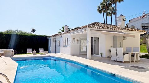 ALQUILER ANUAL DISPONIBLE YA. Villa independiente de orientación sur de una sola planta, recién reformada y amueblada a estrenar con piscina, jardín y cochera, muy bien situada a 2 minutos en coche de autovía y playa. INTERIOR: Salón con chimenea elé...