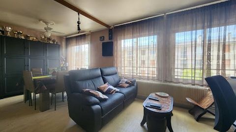 T4 apartment of 71.83m², located a few steps from the Dijon TGV station. It is composed of an entrance, a living room, an independent fitted and equipped kitchen, three bedrooms, a bathroom and separate toilets. On the work side, the shutters are mot...