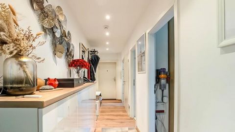 Dit sfeervolle appartement aan de Charlottenstraße 42 in 12247 Berlijn-Lankwitz is gevestigd in een goed onderhouden appartementengebouw uit 1956. De rustige ligging in de achtertuin en het ruime balkon nodigen uit tot ontspanning. Het appartement wo...
