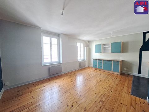 Disponible fin août 2025 Appartement de type 3 au 3ième et dernier étage à proximité immédiate de commerces et parking gratuit. Il se compose d'une entrée, d'une pièce à vivre ouverte sur le coin cuisine aménagée semi-équipée, de deux chambres dont u...