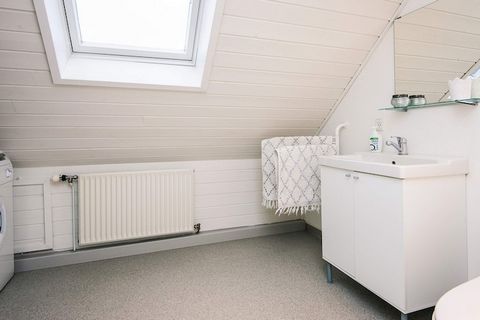 Not far from Høll bathing beach is this bright 1st floor apartment. At the front door there is a covered terrace with garden furniture and nice views of the area. The apartment many good facilities, good beds and nice furniture. Note that all energy ...