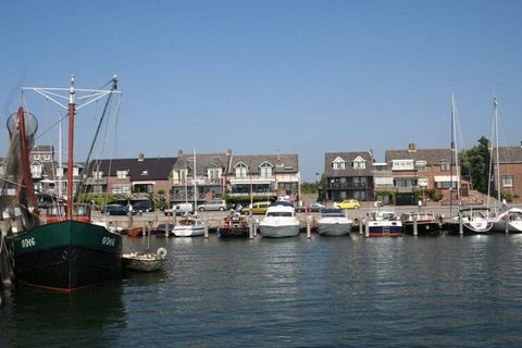 Quietly located, very comfortable holiday home in Noordzeepark Ouddorp. It has been tastefully furnished by private owners. The beach and sea are only a 15-minute walk away. The center of the village is about 2 km away by bike or car. On the ground f...