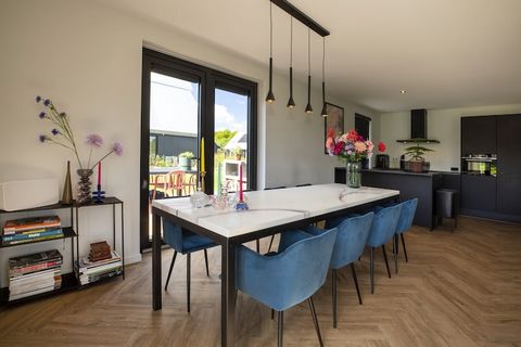 Op dit mooie vakantiepark in Friesland zijn er diverse, prachtige villa's te huur. De villa's behorende bij de 8-pers. variant kunnen onderling van elkaar verschillen (zowel ligging, interieur als exterieur), maar beschikken alle over een moderne inr...