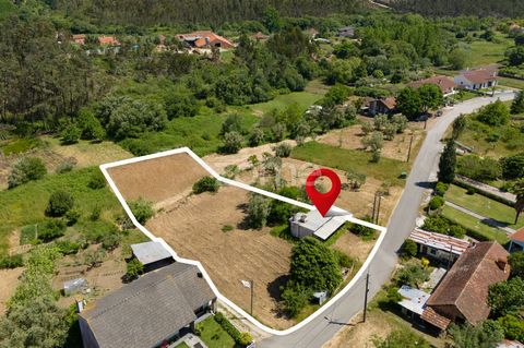Identificação do imóvel: ZMPT577827 Descrição do Imóvel Moradia térrea de um quarto, inserida num terreno de 1.590 m². Composto por cozinha e sala em plano aberto, 1 quarto e uma casa de banho. Excelente exposição solar e muita privacidade. Localizaç...