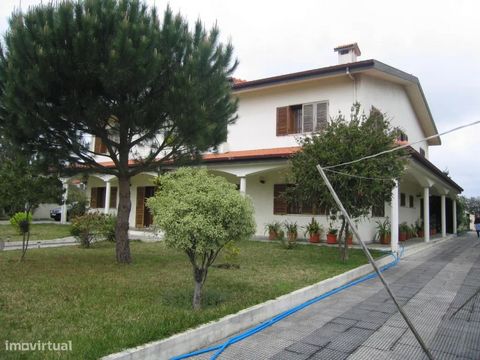 Moradia de 4 frentes, ótimos acessos, a 10 minutos do Porto e a 5 minutos da Gaia. Excelentes áreas (interiores e exteriores), cozinha equipada, sala de jantar com recuperador, sala de estar, escritório, biblioteca (sala de música), três suites, uma ...